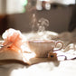 紅茶から立ち上る湯気と光が美しいフィーカ（スウェーデンのお茶の時間）のイメージ